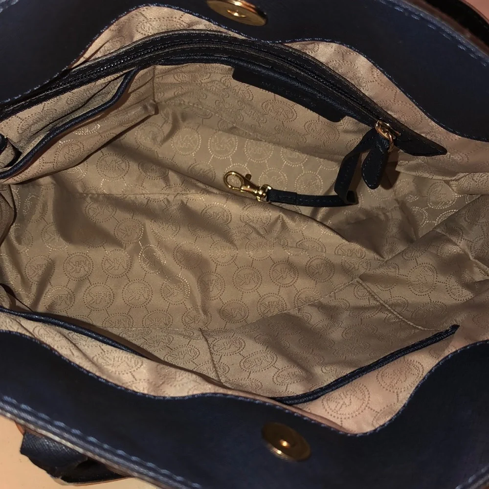 👜👛🛍SALE. Michael kors Pyramid Hamilton - Picture 5 of 7